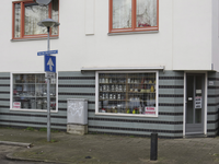 906115 Gezicht op de winkelpui van de bazaar Van der Marckstraat 46 te Utrecht, die wordt opgeheven.
